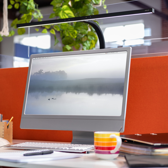 TC Strata valaisin pöytäkiinnikkeellä - musta